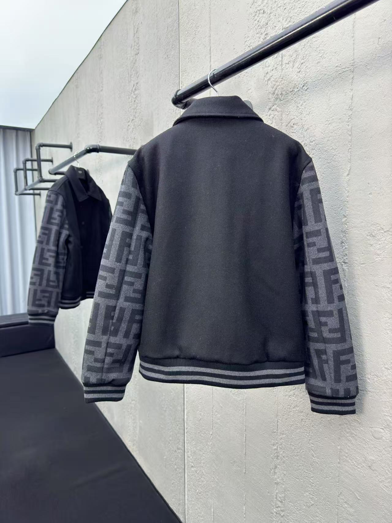 Fendi ブラックウール ボンバージャケット