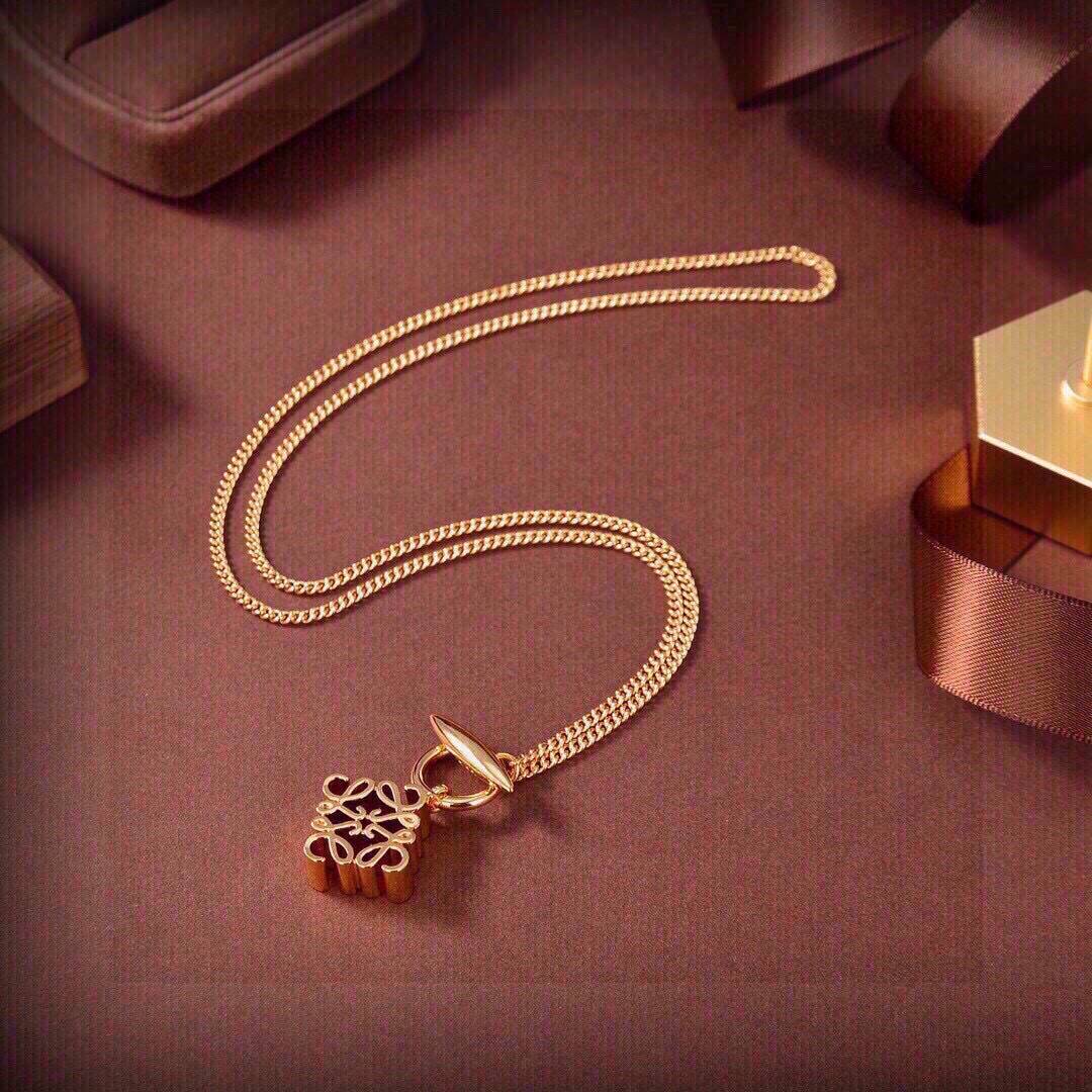 ロエベ スクエア アナグラム ペンダント ネックレス