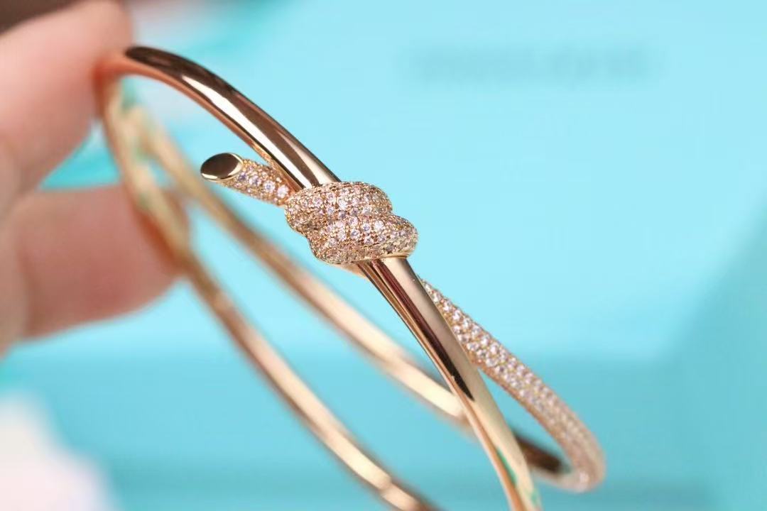 ティファニー ノット ダブル ロウ ヒンジ バングル イエローゴールドにダイヤモンドをセッティング