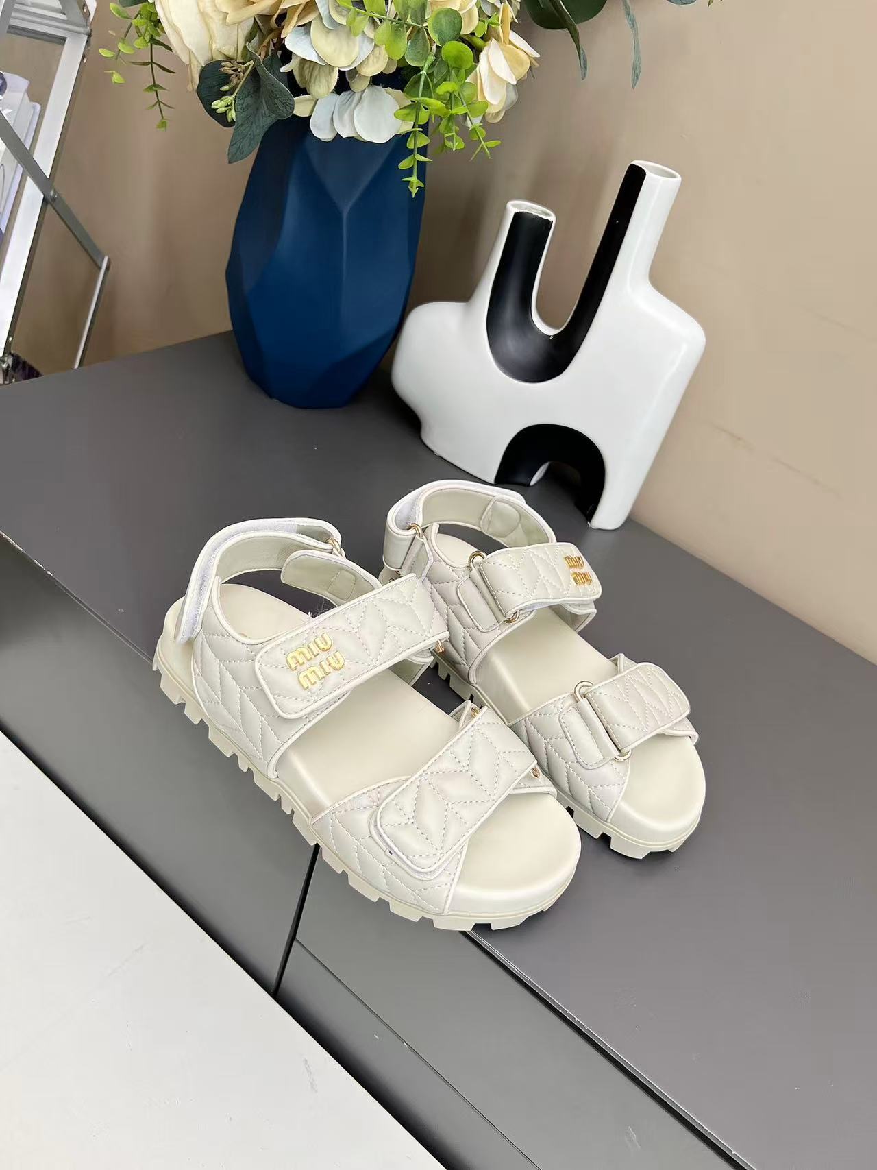 miumiu スポーティ マテラッセレザー サンダル