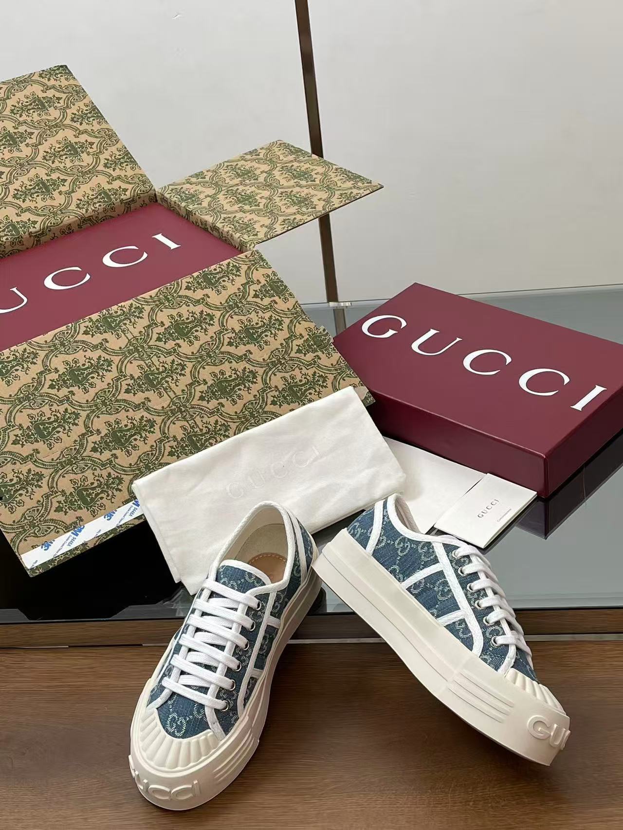 GUCCI ウィメンズ チャンキー スニーカー