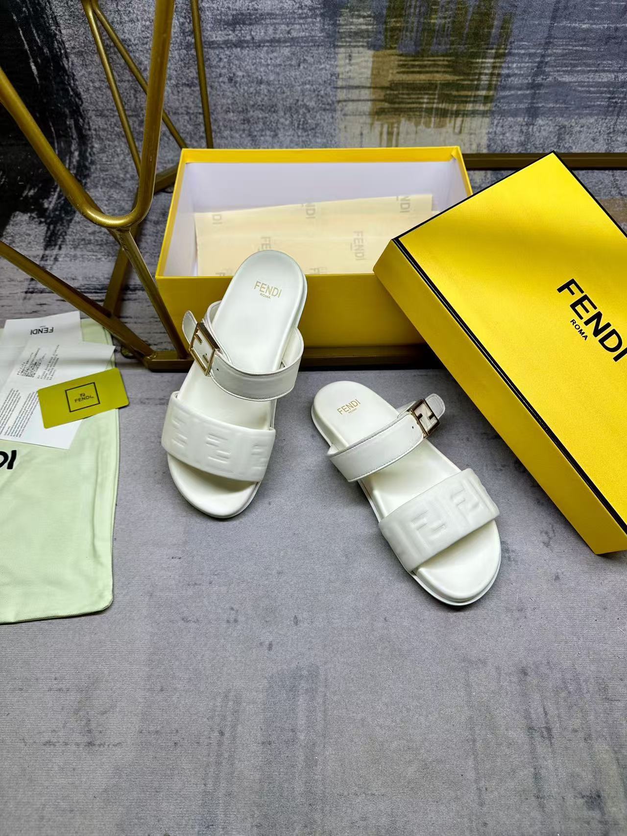 Fendi フェンディ フィール ホワイトナッパレザー サンダル