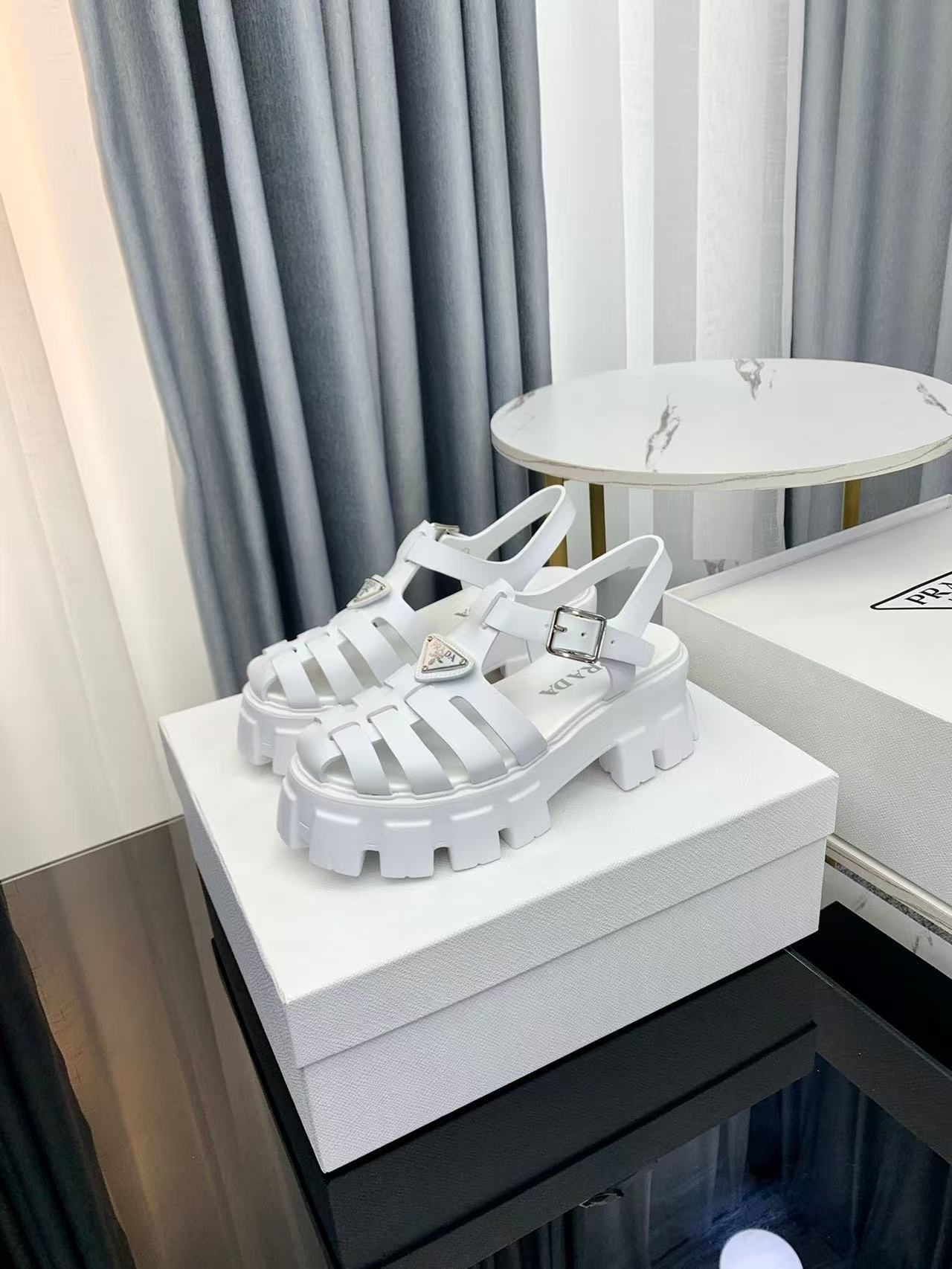 Prada プラダ モノリス ラバー サンダル