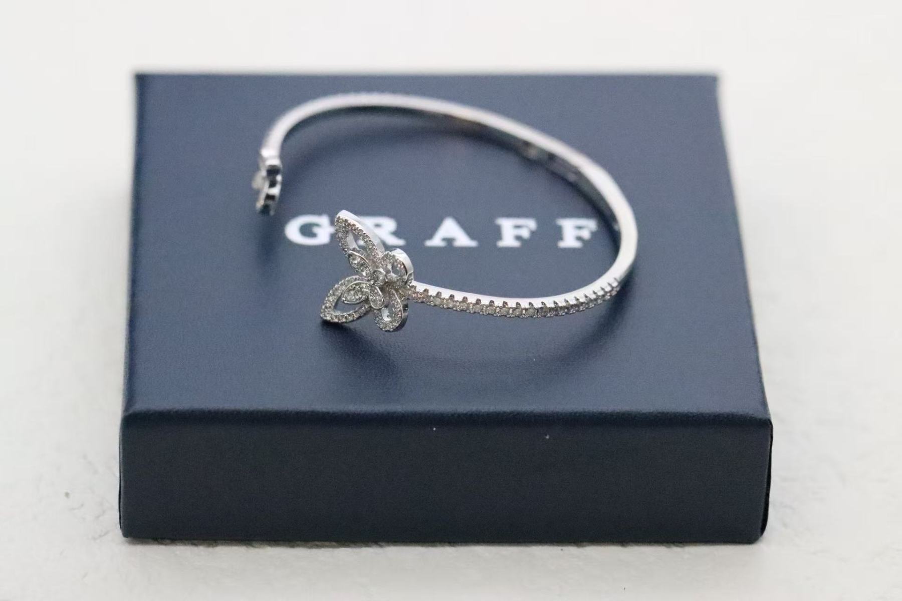 Graff バタフライ シルエット オープン ダイヤモンド バングル