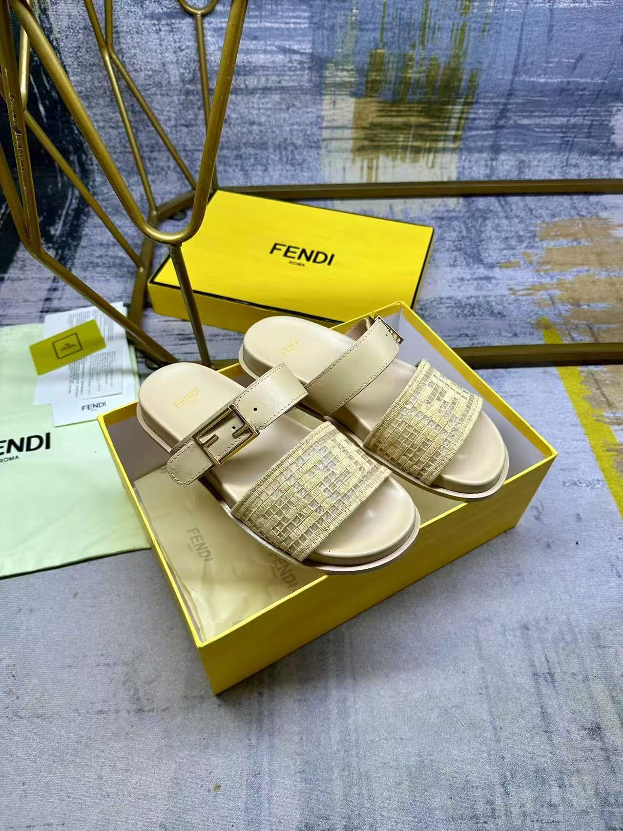 Fendi フェンディ フィール メッシュサンダル ラフィアヤシ製FF刺繍入り