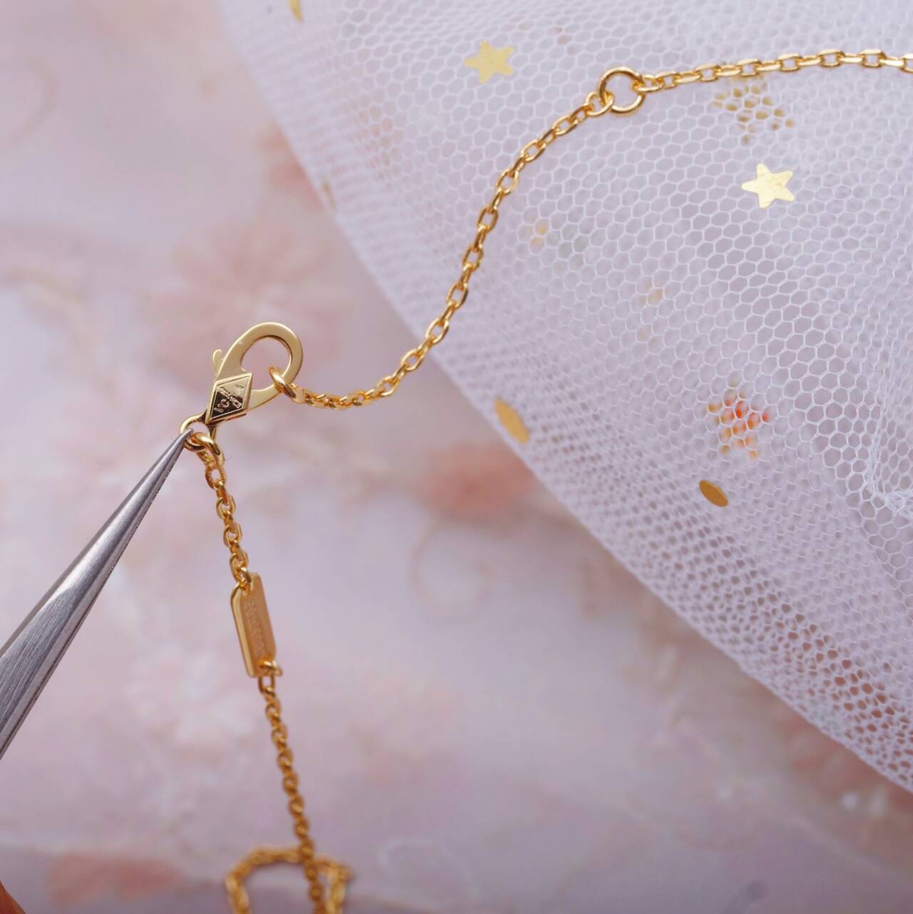 ラッキー アルハンブラ パピヨン ペンダント  イエローゴールド, マザー オブ パール