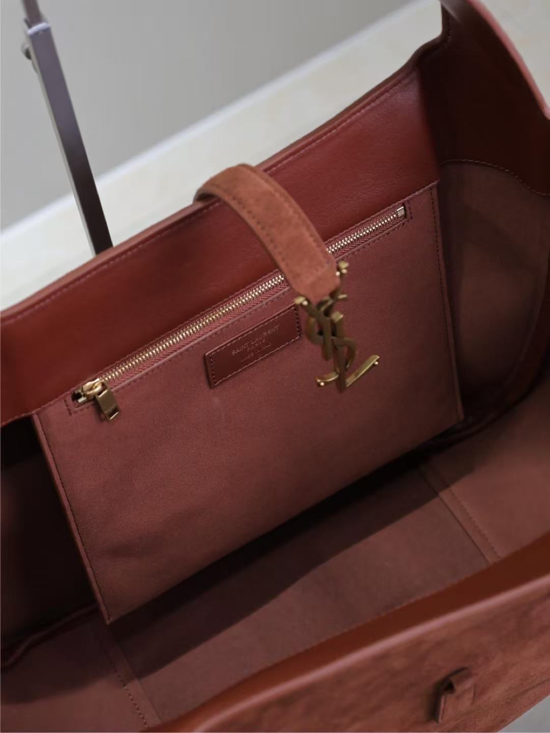 Saint Laurent サンローラン  LE 5 À 7 BEA（スエード）