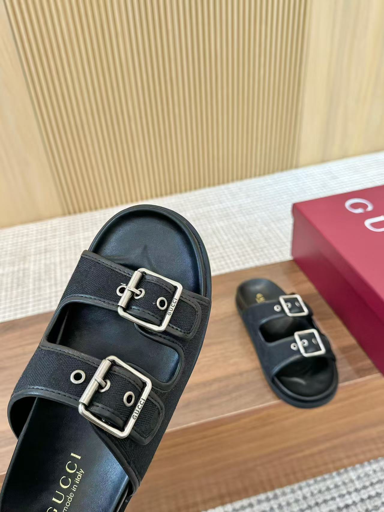 GUCCI バックル付き メンズ スライドサンダル