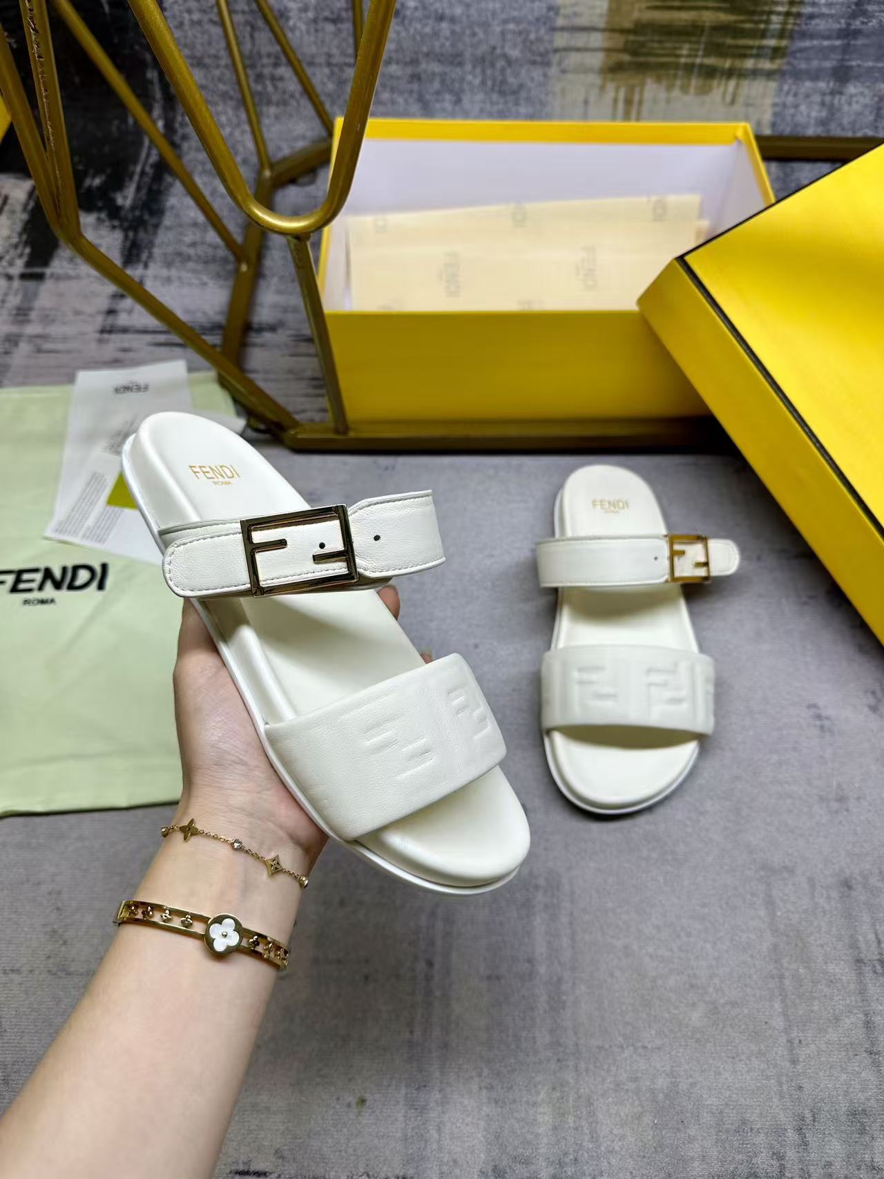 Fendi フェンディ フィール ホワイトナッパレザー サンダル