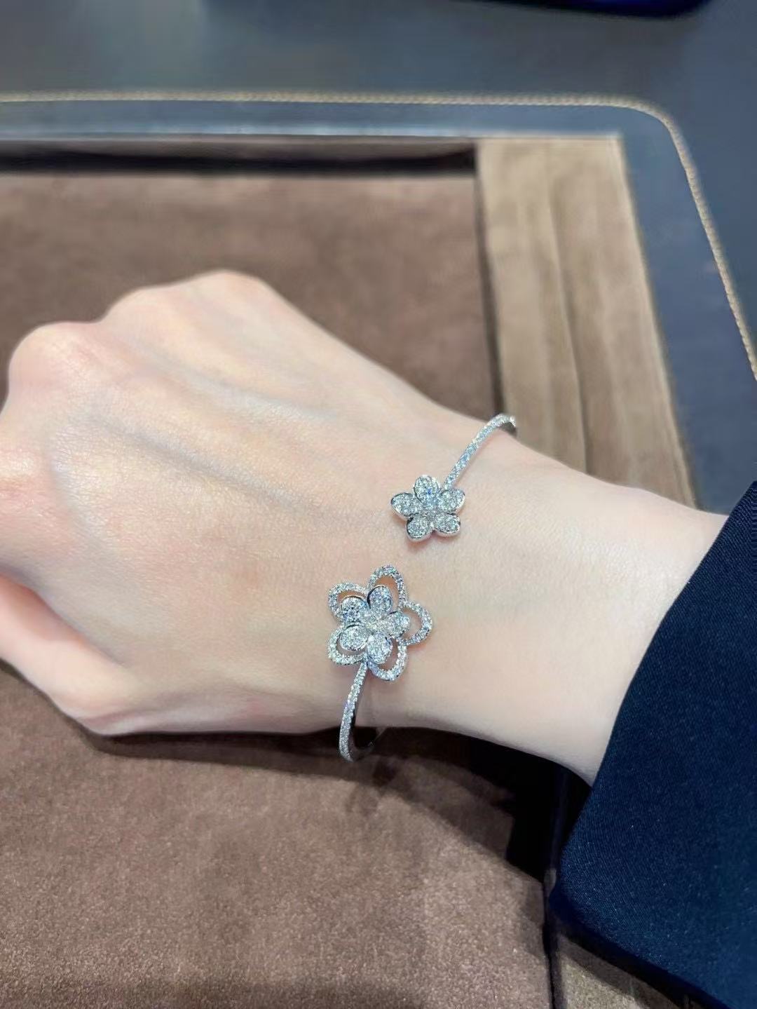 Graff ワイルドフラワー オープン ダイヤモンド バングル