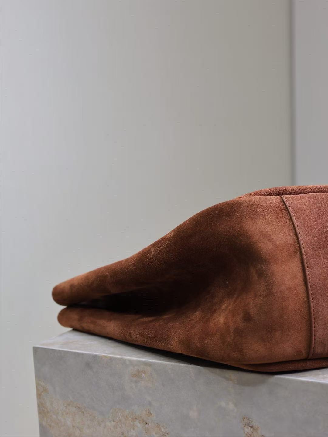 Saint Laurent サンローラン  LE 5 À 7 BEA（スエード）