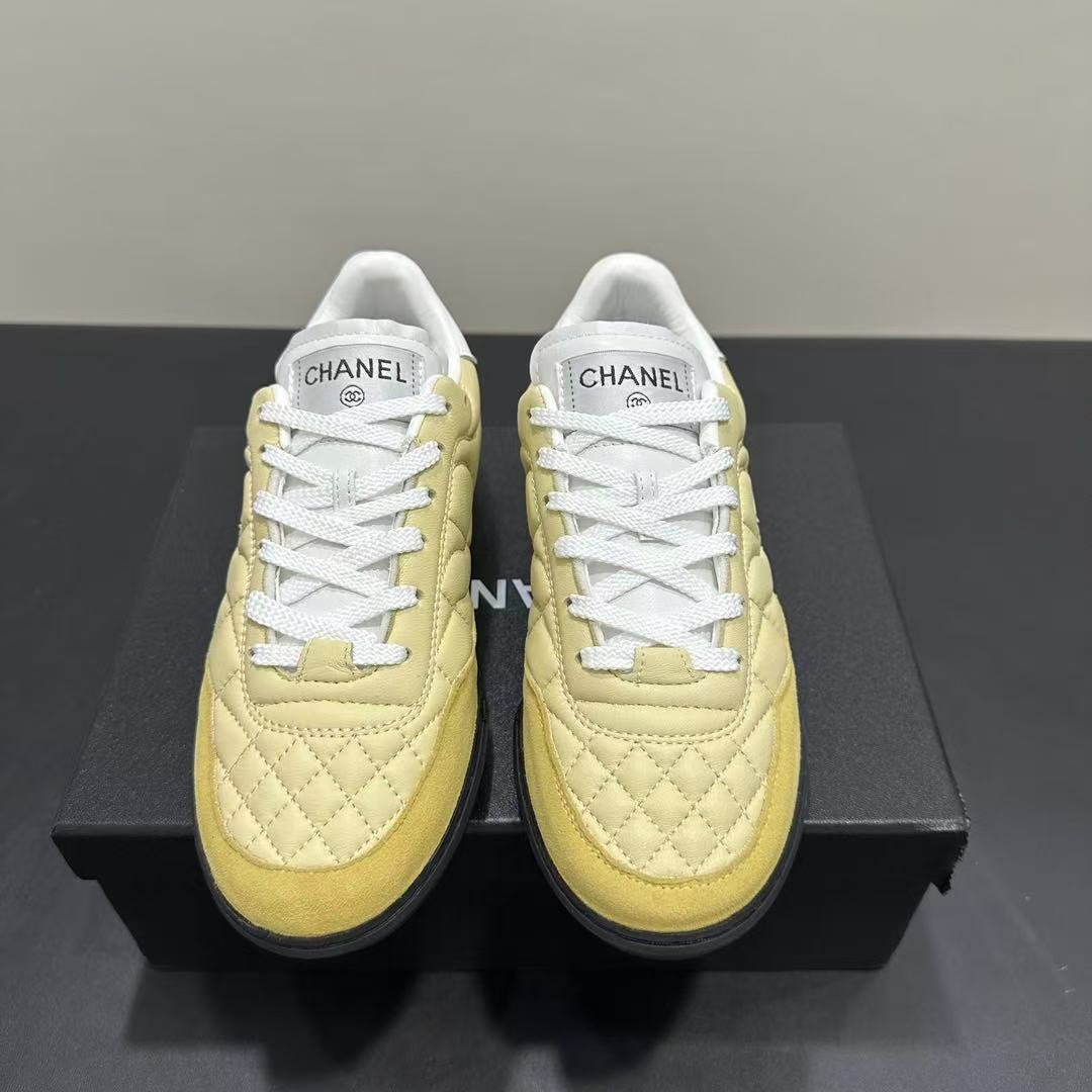 CHANEL シャイニー カーフスキン カーフスキン & スエード カーフスキン  ライトイエロー & ホワイト