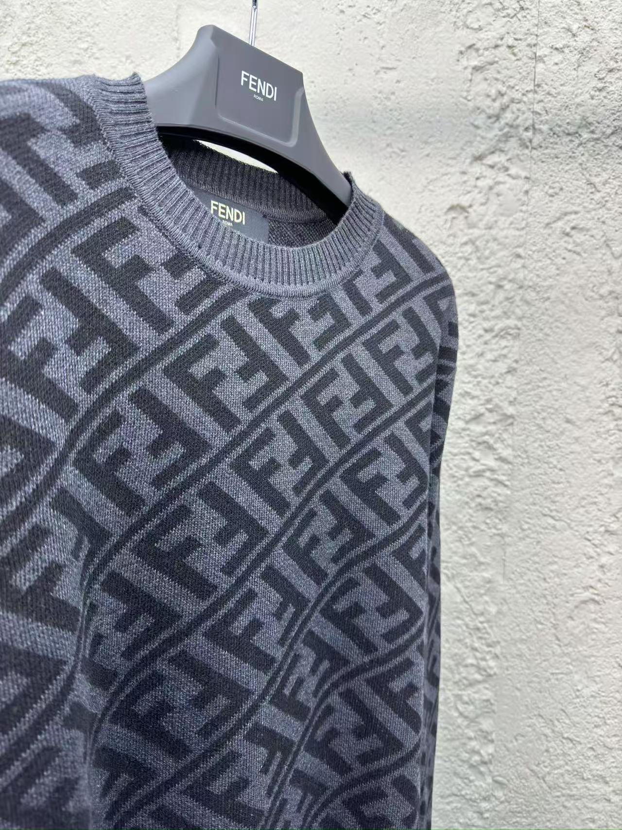 Fendi ブラックウール セーター