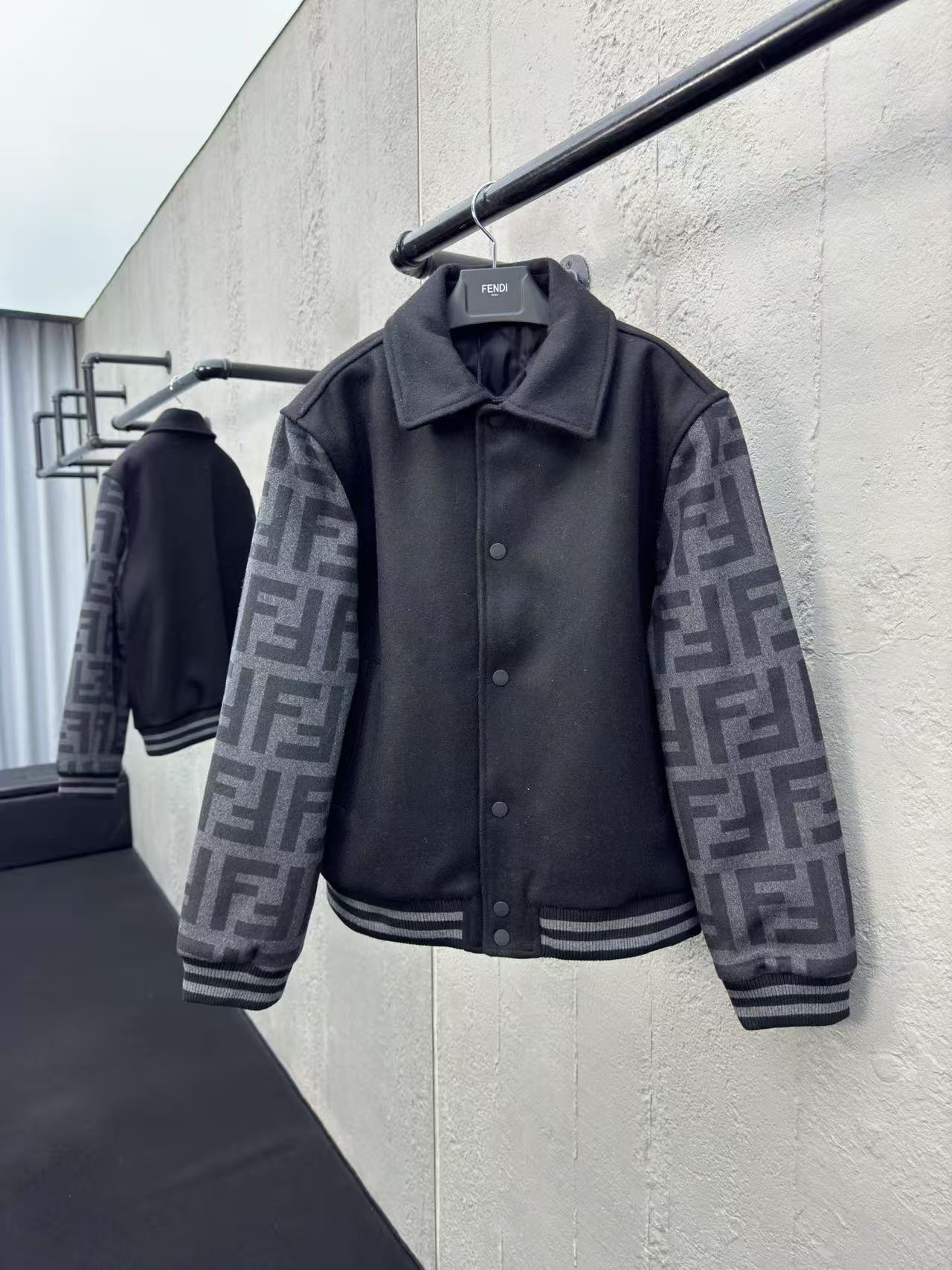 Fendi ブラックウール ボンバージャケット