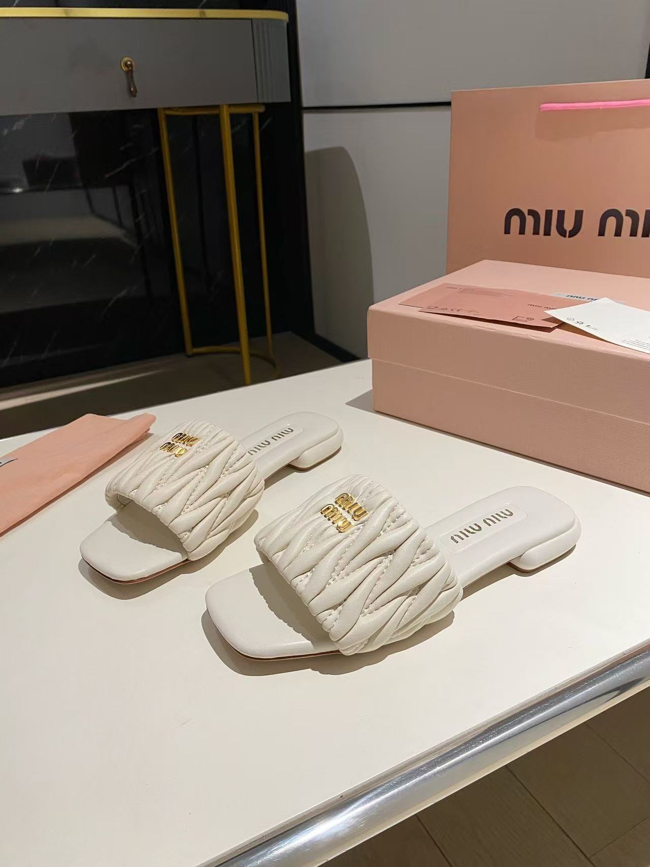 miumiu マテラッセレザー スライドサンダル