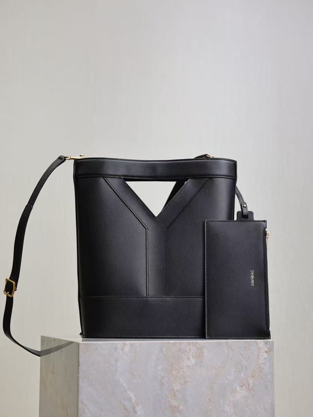 Saint Laurent サンローラン  Y スモールバケット（レザー）