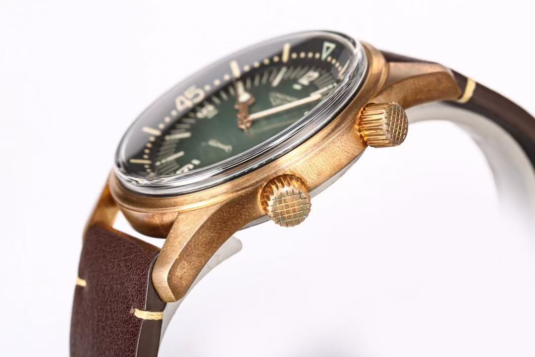 LONGINES  ロンジン LEGEND DIVER BRONZE, L3.774.1.50.2, 自動巻 ウォッチ, Ø 42.00 mm, チタン製ケースバックを備えたブロンズ.