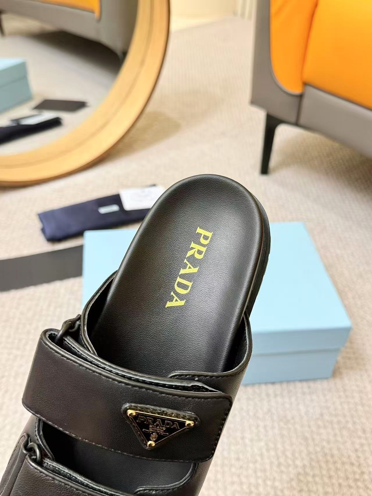 Prada ナッパレザー スライドサンダル