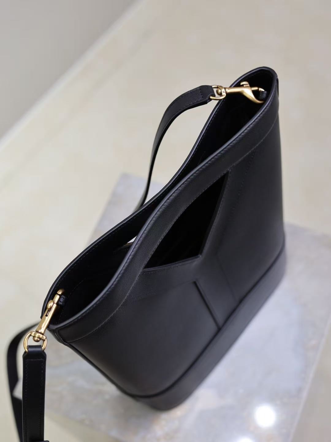 Saint Laurent サンローラン  Y スモールバケット（レザー）