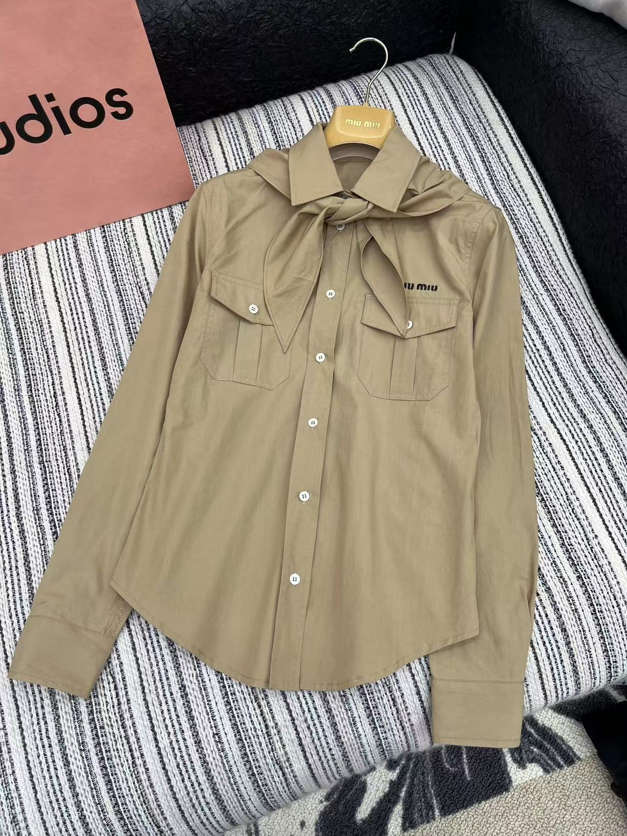 MIUMIU ネッカチーフ付 ポプリン シャツ