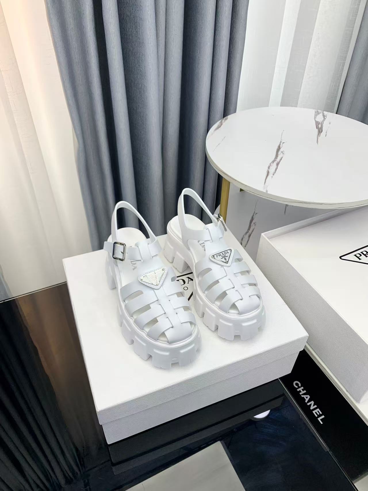 Prada プラダ モノリス ラバー サンダル