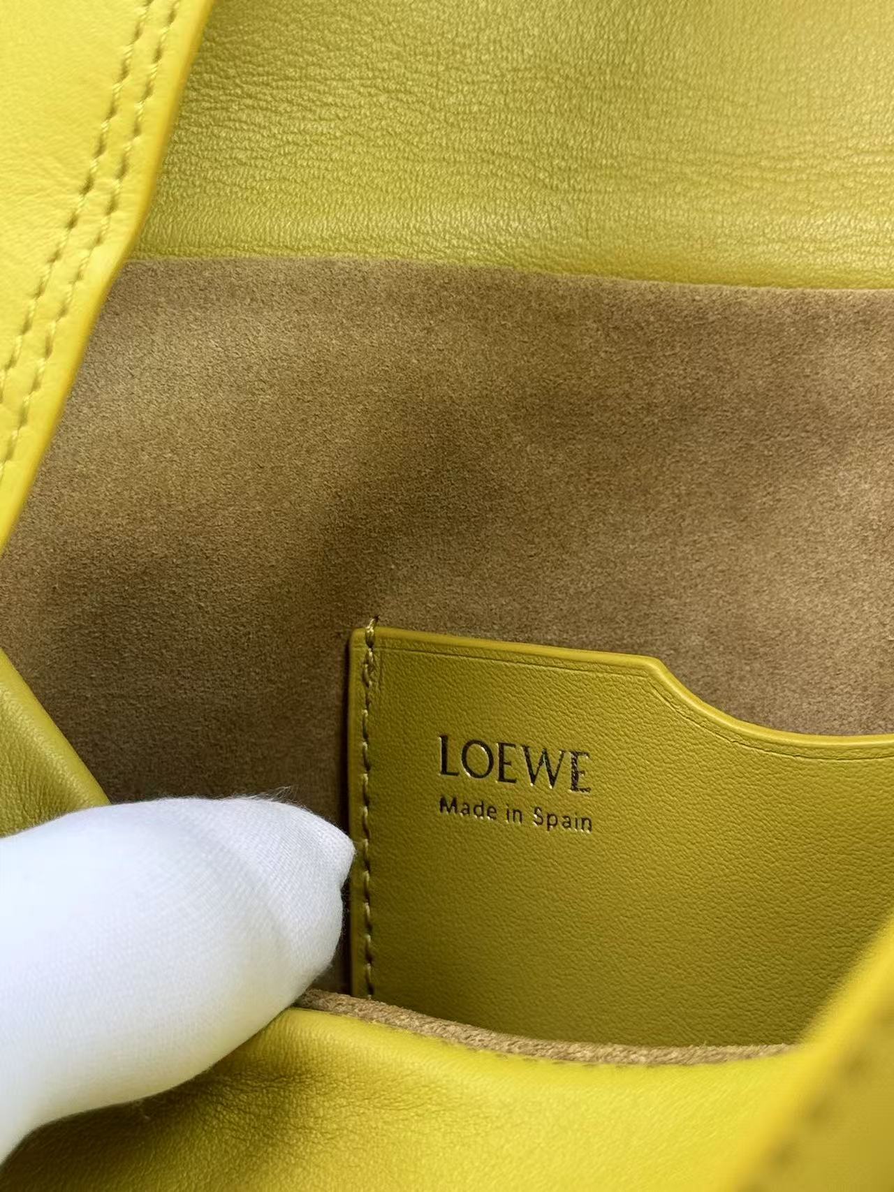 Loewe オラ バッグ ミディアム（スムースカーフ）