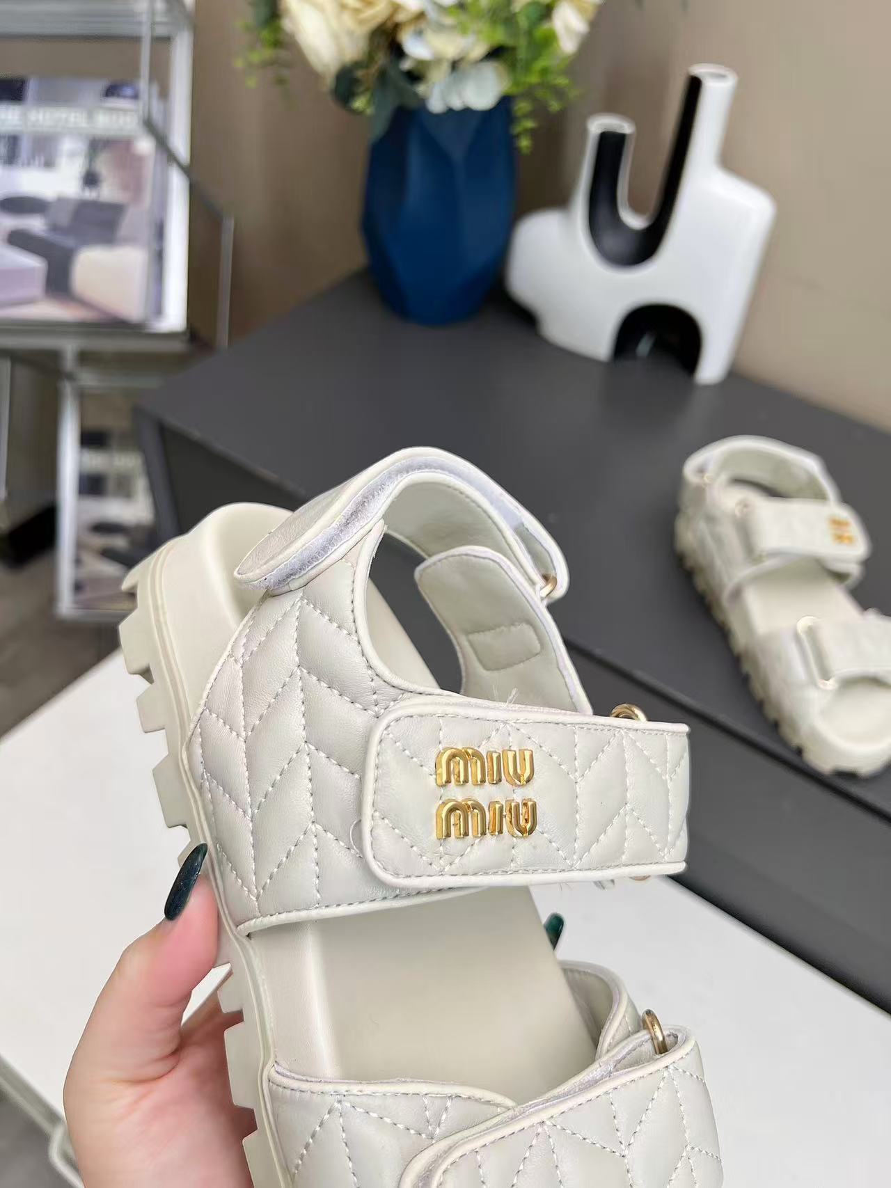 miumiu スポーティ マテラッセレザー サンダル