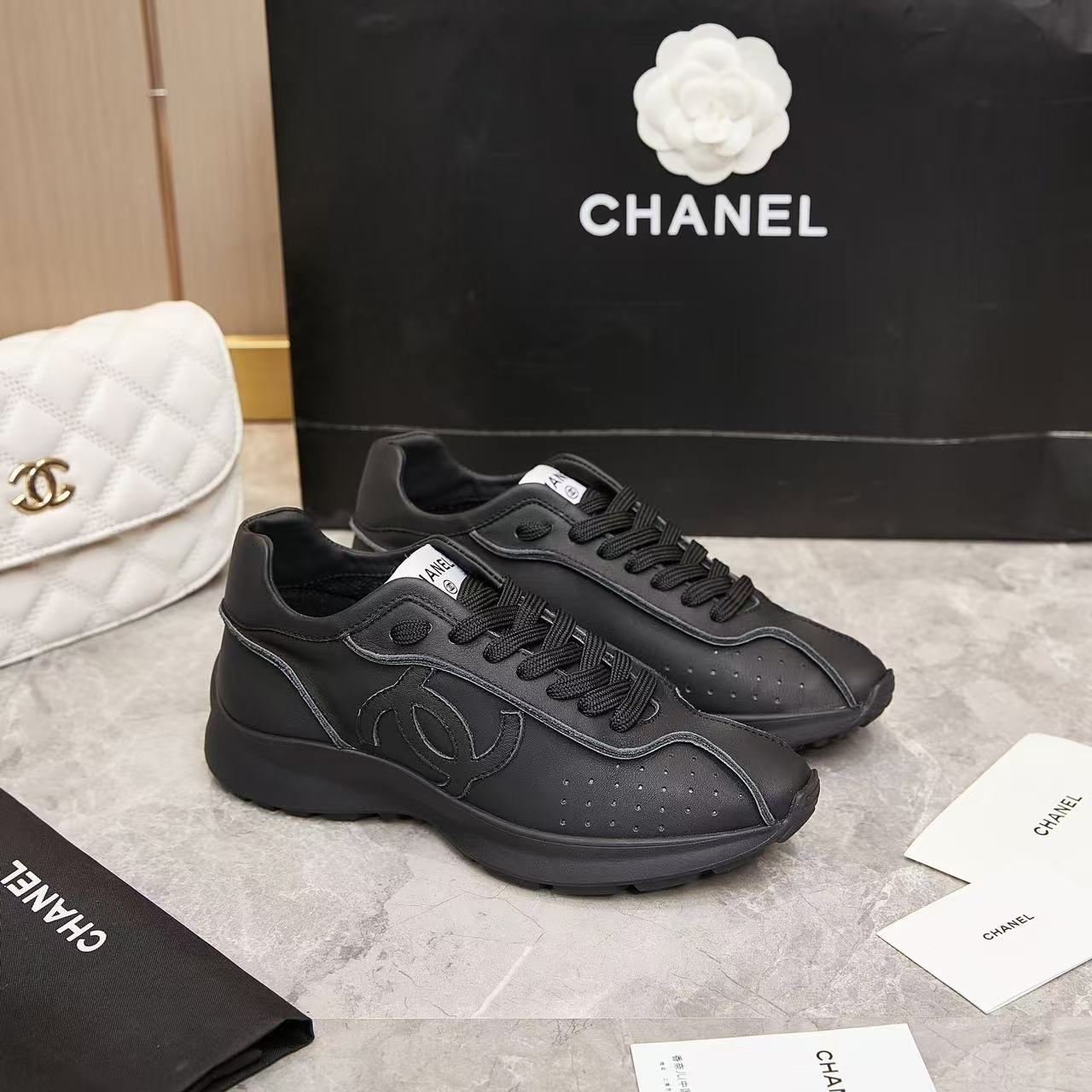 CHANEL 2024/25年 クルーズ コレクション ショー  スニーカー
