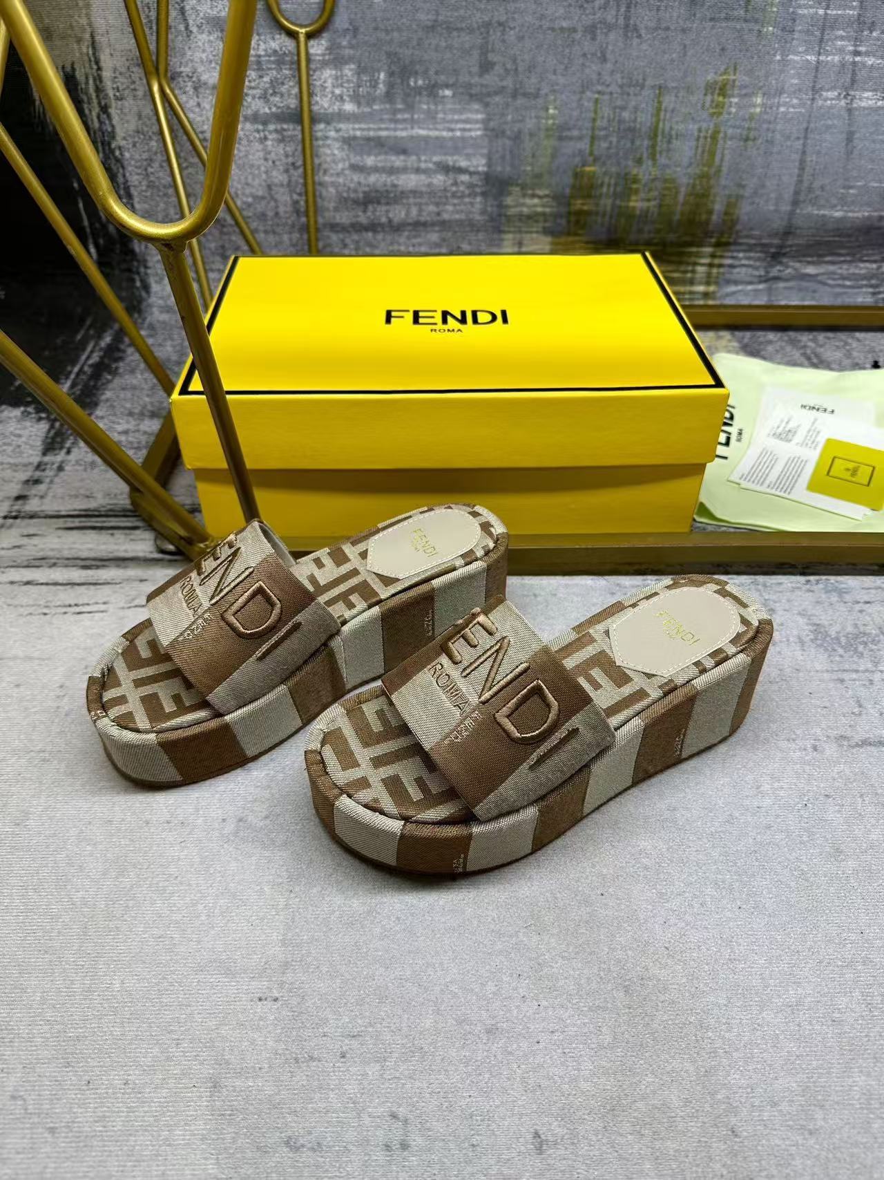 Fendi フェンディ サンシャイン ダブグレー デニム調ジャカード フラットフォームサンダル