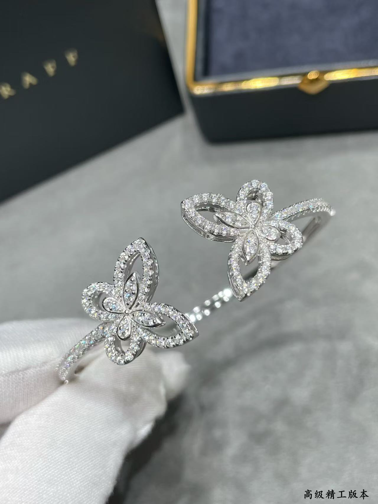 Graff ダブル バタフライ シルエット ダイヤモンド バングル