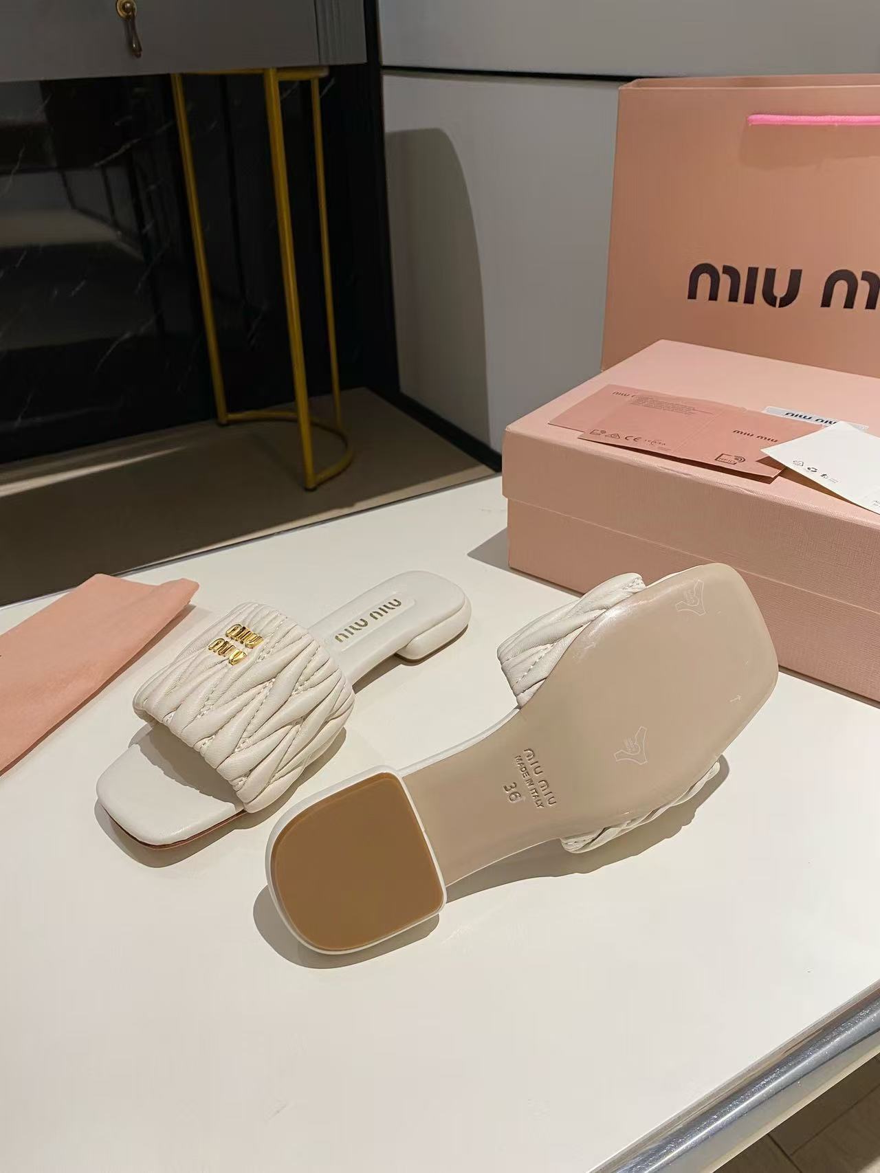 miumiu マテラッセレザー スライドサンダル