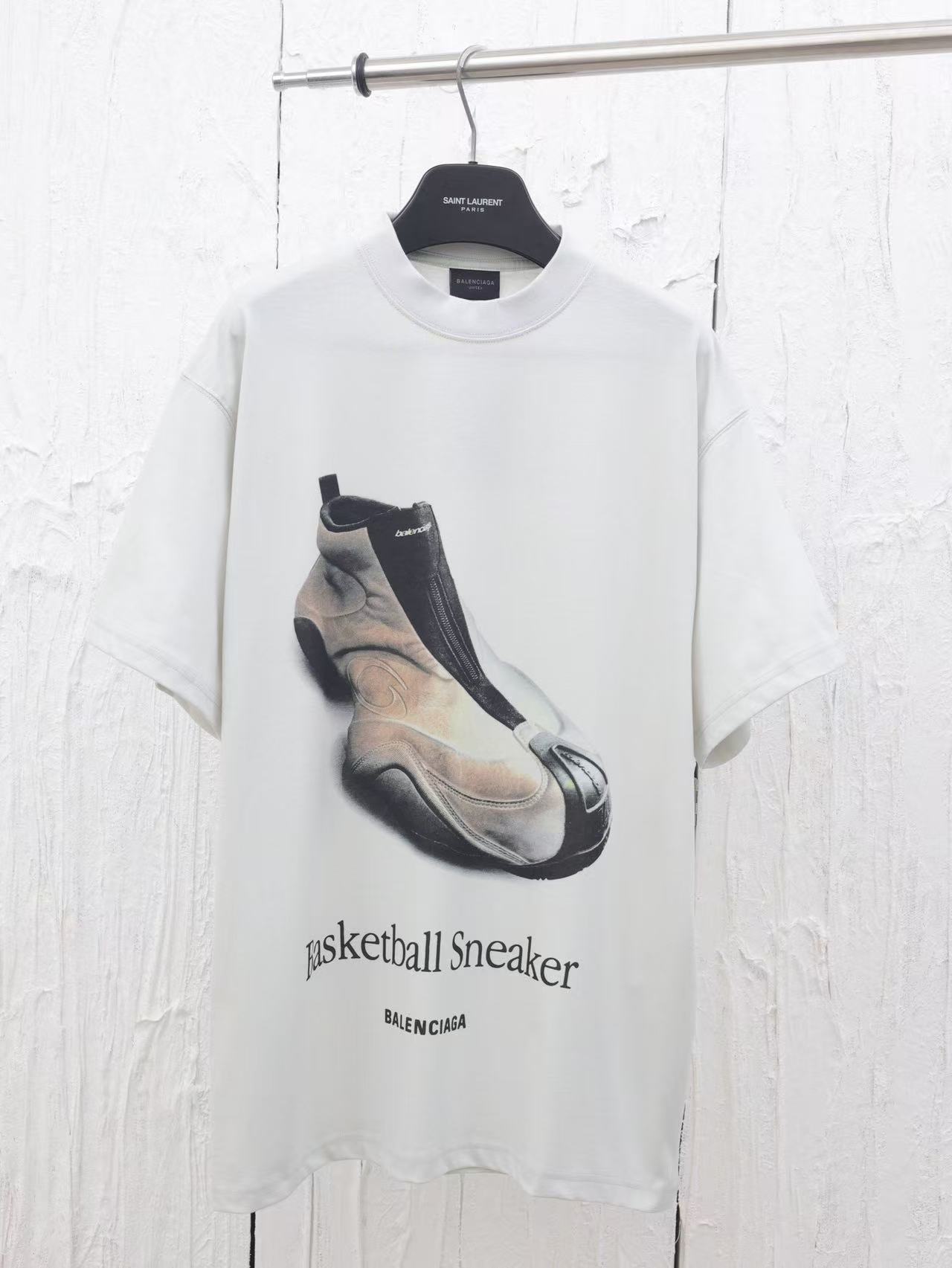 Balenciaga ダーティーエフェクト ホワイト の メンズ BASKETBALL SNEAKER Tシャツ オーバーサイズ