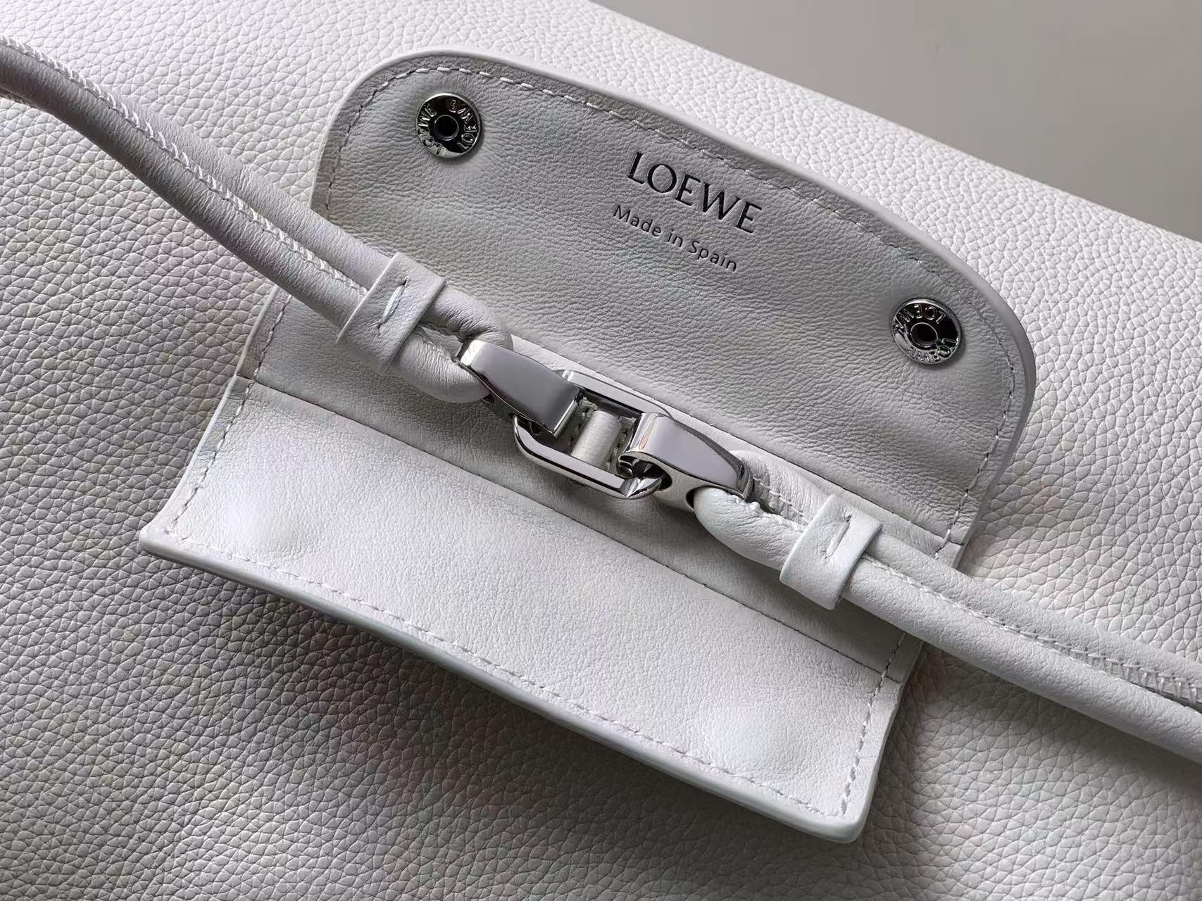 Loewe マドリードバッグ ミディアム（サプルグレインカーフ）