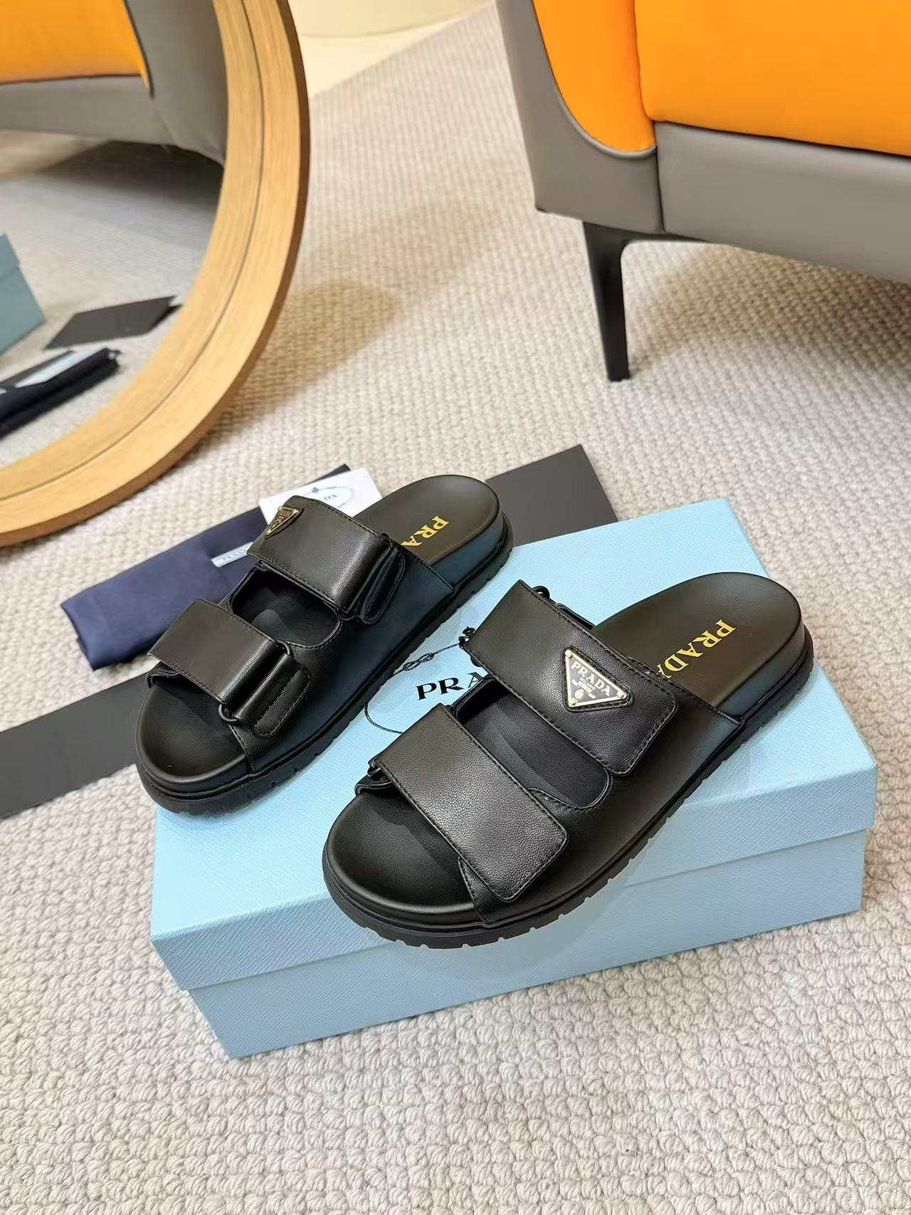 Prada ナッパレザー スライドサンダル