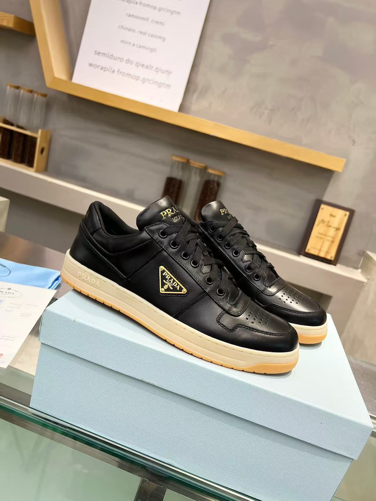 Prada プラダ ダウンタウン ナッパレザー スニーカー