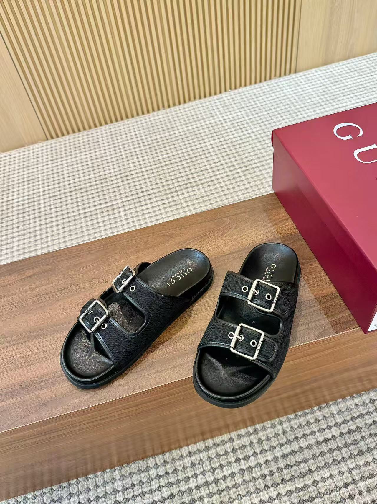 GUCCI バックル付き メンズ スライドサンダル