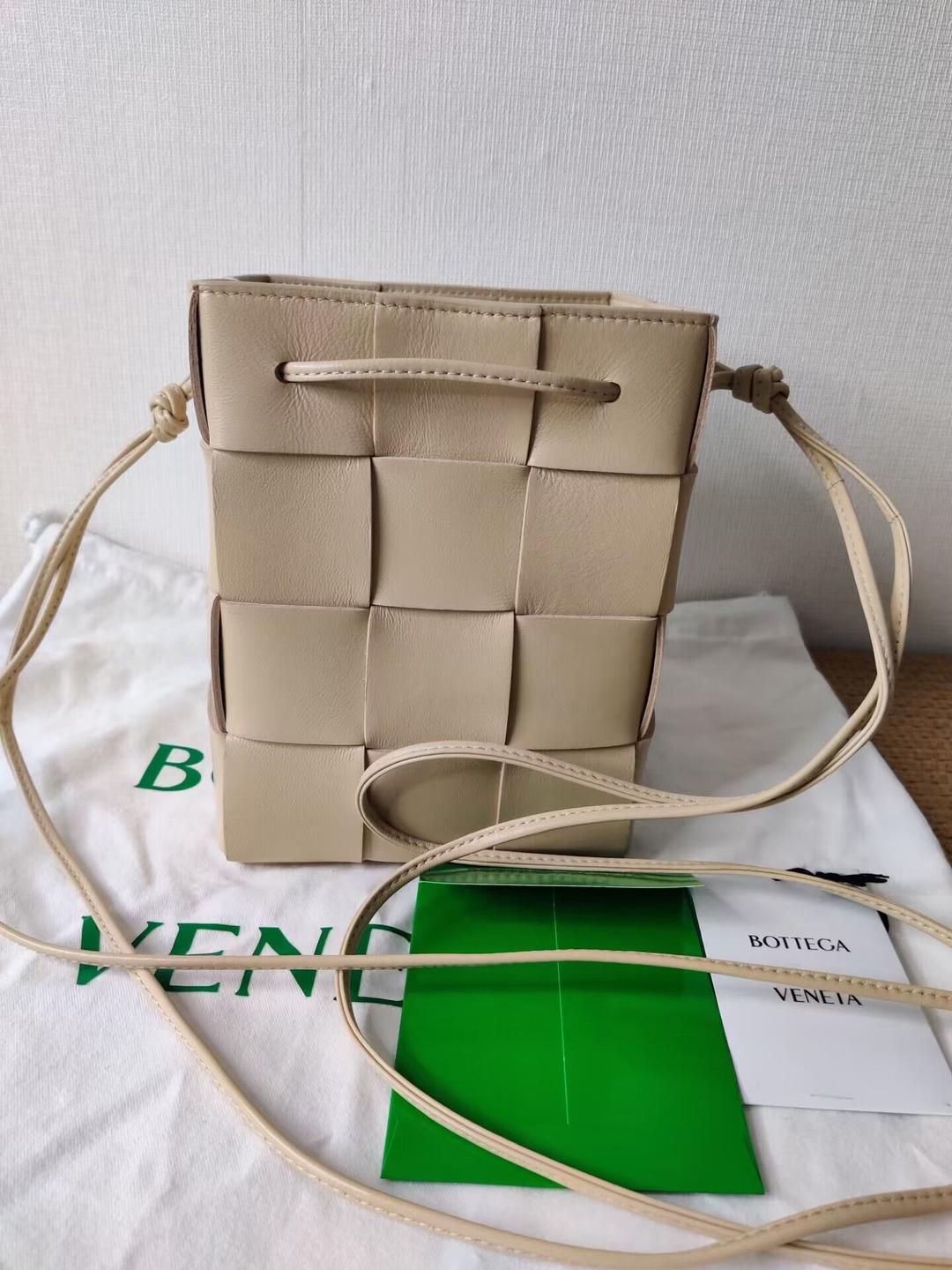 Bottega Veneta クロスボディバケットバッグ カセット