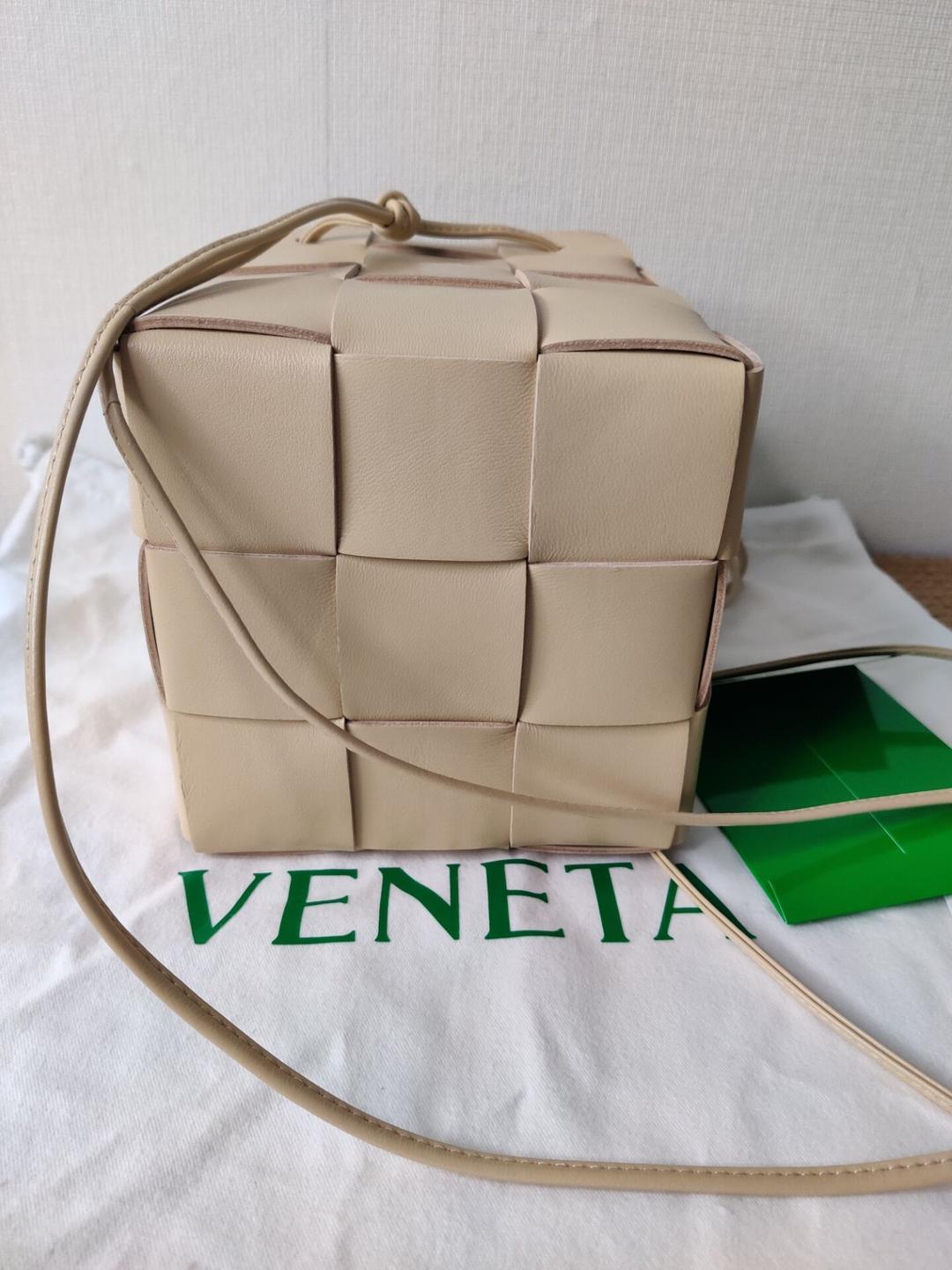 Bottega Veneta クロスボディバケットバッグ カセット