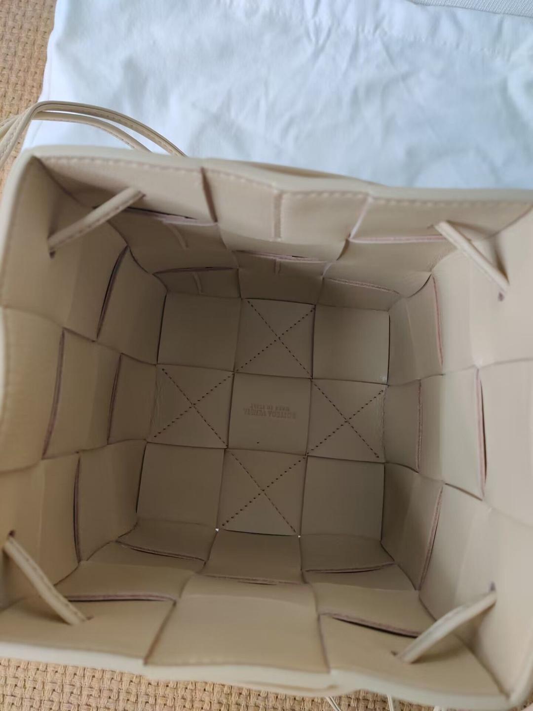 Bottega Veneta クロスボディバケットバッグ カセット