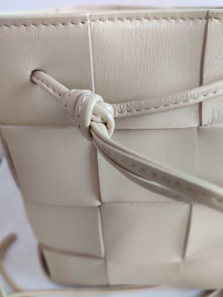 Bottega Veneta クロスボディバケットバッグ カセット