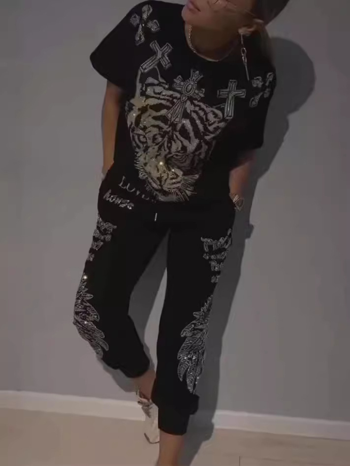 Two-piece women's set, top and pants in a fashionable rhombus pattern