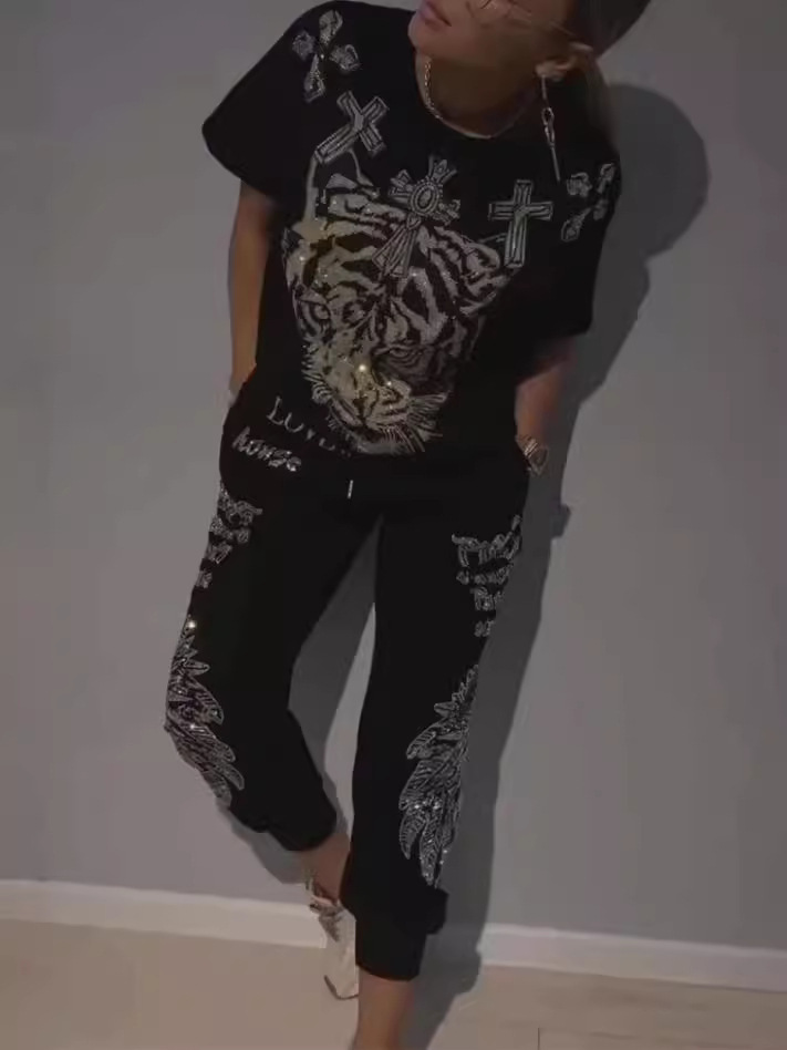 Two-piece women's set, top and pants in a fashionable rhombus pattern