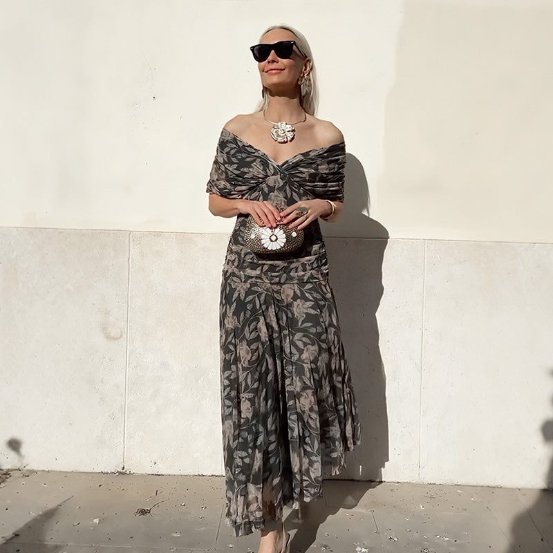 👗 Off-shoulder V-neck printed dress | Show off your shoulders while hiding the flesh to create a slimming effect