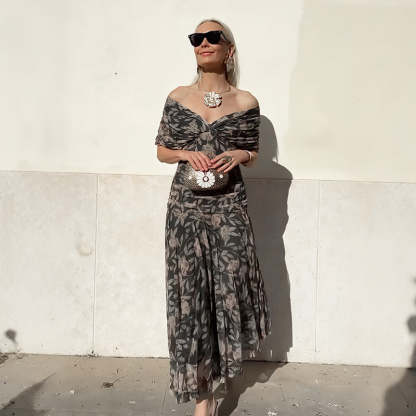 👗 Off-shoulder V-neck printed dress | Show off your shoulders while hiding the flesh to create a slimming effect