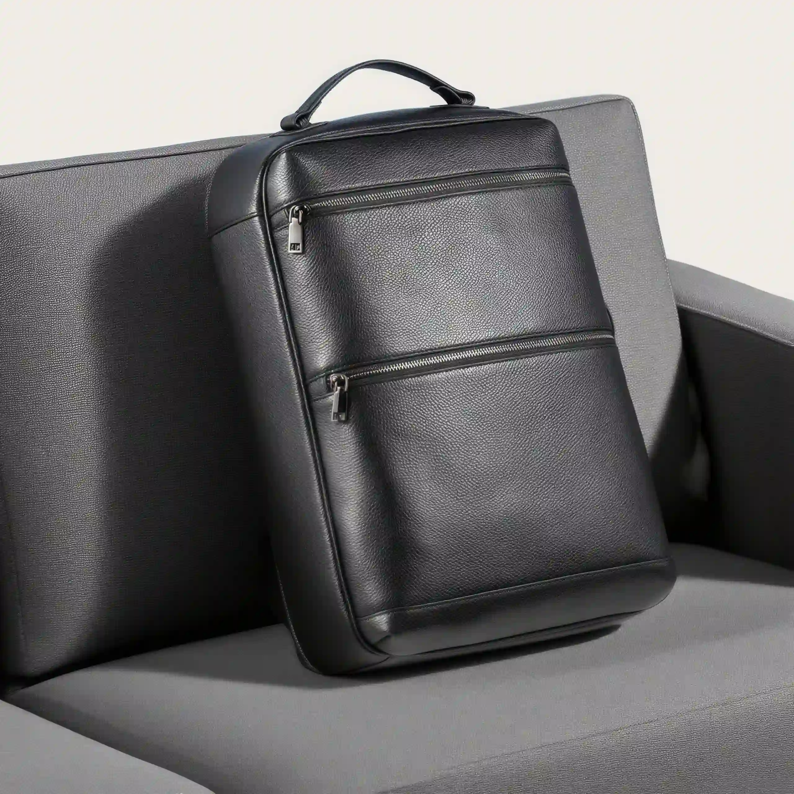 「横持ち・縦持ち・肩掛け」3WAY|牛革のビジネスリュック|大容量|ビジネス通勤に最適