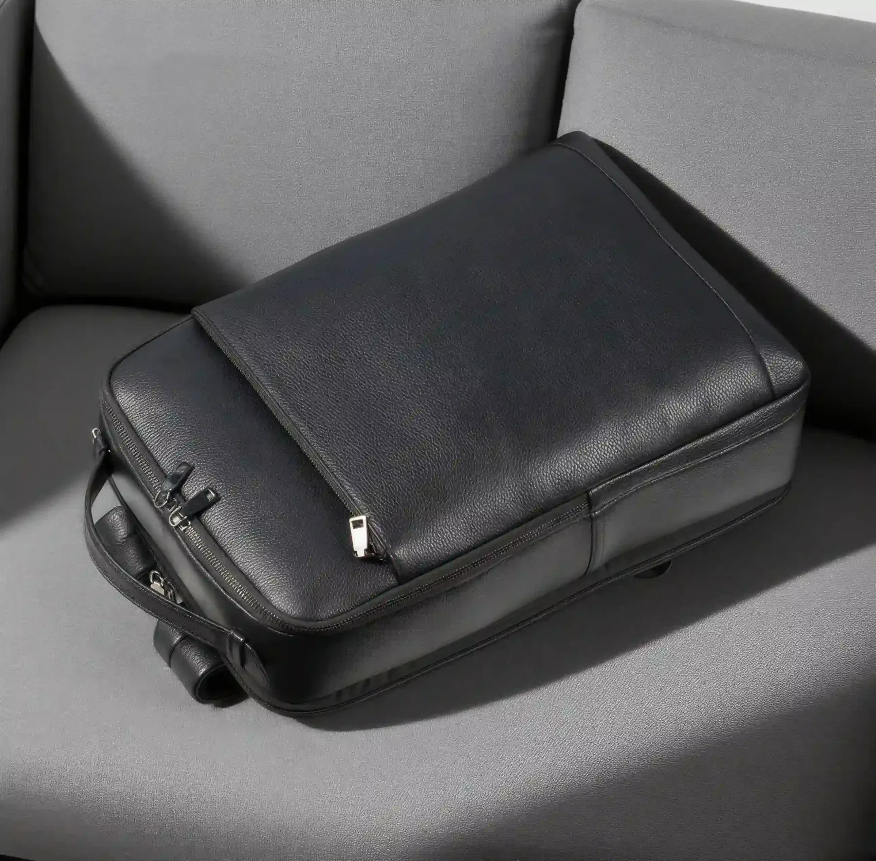 【牛革】ビジネスバックパック｜通勤・出張に最適｜15.6 インチノート収納可