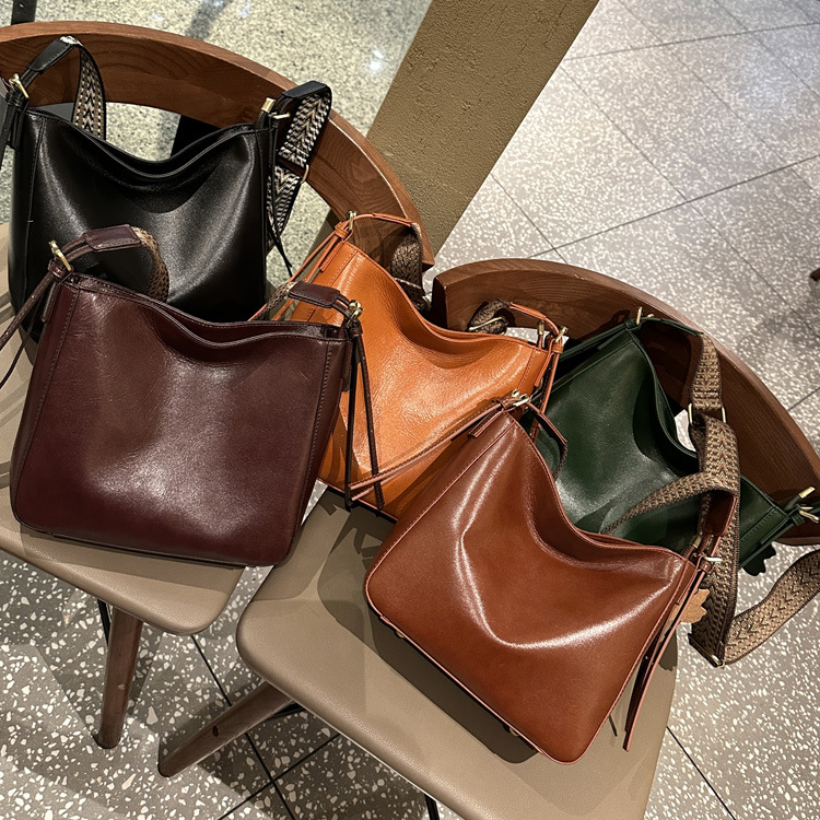 茶|カラメル|黒|3色•植物鞣し天然牛革ショルダーバッグ•牛革肩がけかばんバッグ