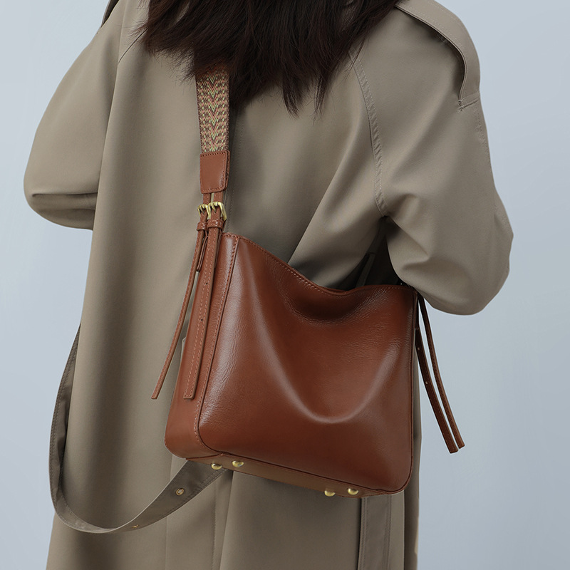 茶|カラメル|黒|3色•植物鞣し天然牛革ショルダーバッグ•牛革肩がけかばんバッグ