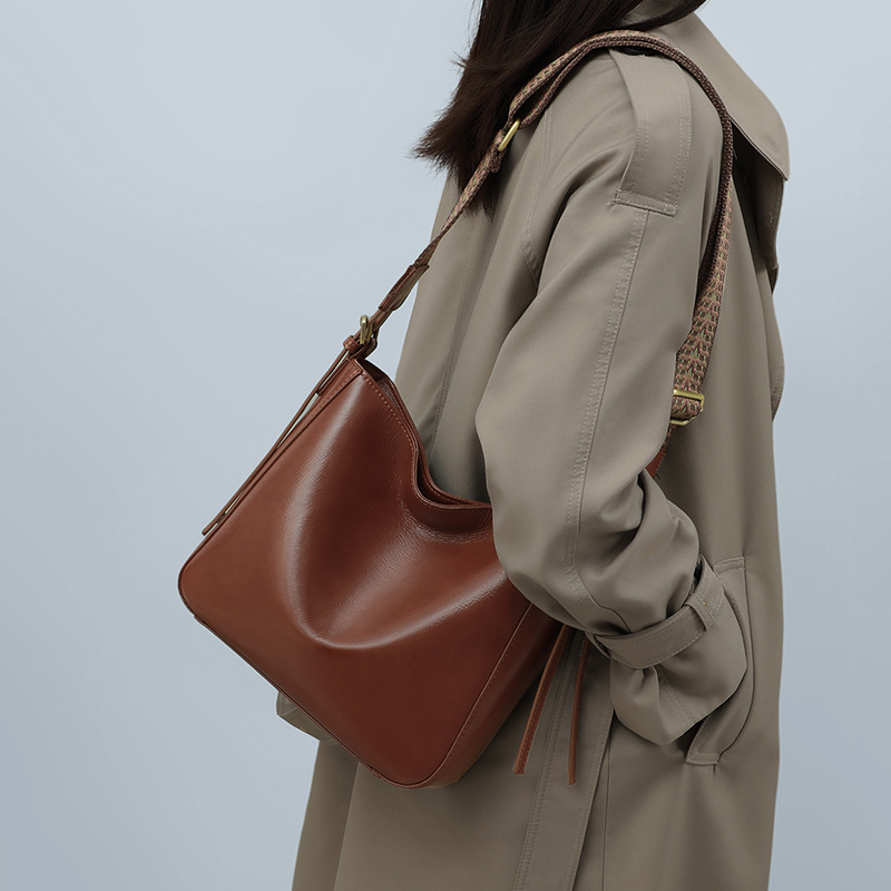 茶|カラメル|黒|3色•植物鞣し天然牛革ショルダーバッグ•牛革肩がけかばんバッグ