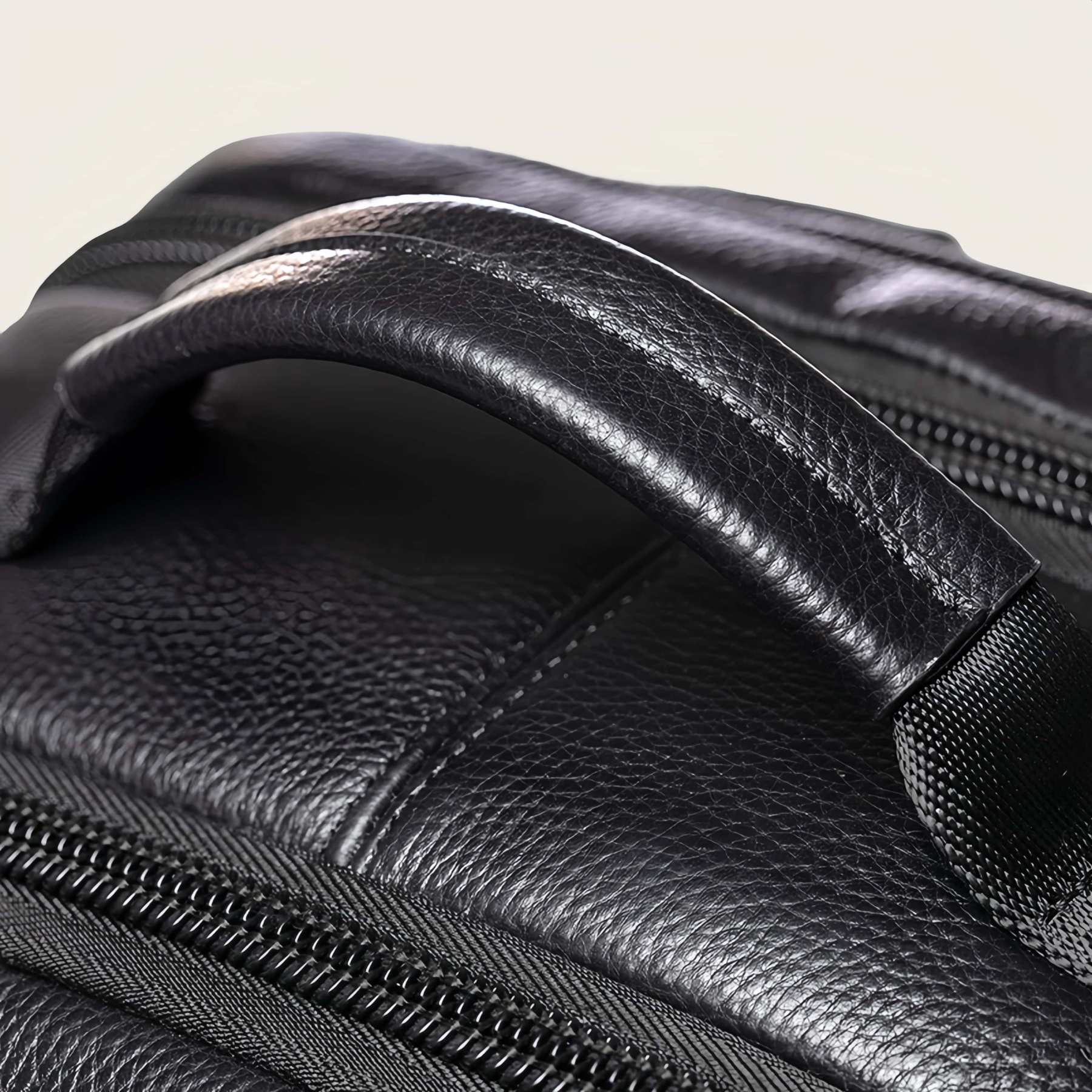 大容量牛革ダブルショルダーリュック｜大容量設計・通勤・旅行対応